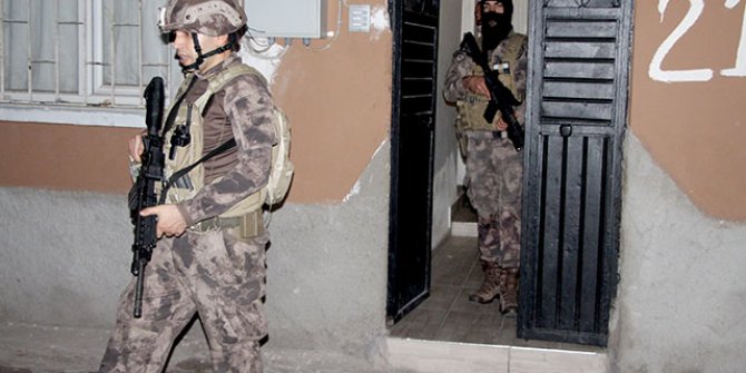 Pompalı tüfekle polisten kaçan şüpheli, saklandığı evin damında yakalandı