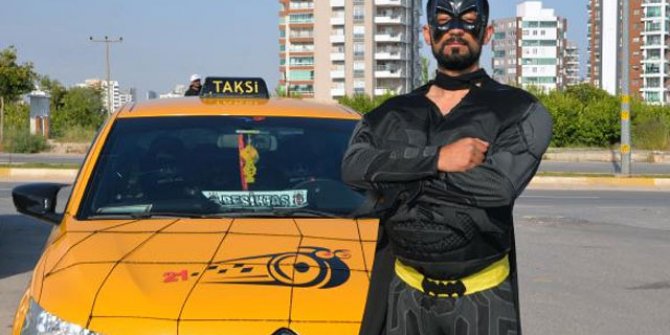 Batman kıyafetiyle direksiyon başında