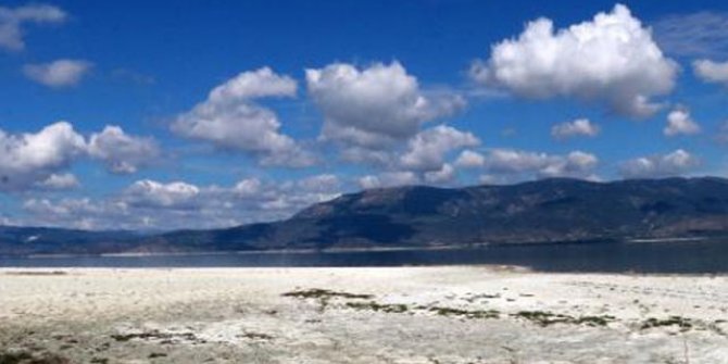 Burdur Gölü'nün kuruyan alanlarından, yılda 2 bin ton zararlı toz etrafa saçılıyor
