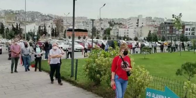 İzmir'de tam kapanmada aşı kuyruğu