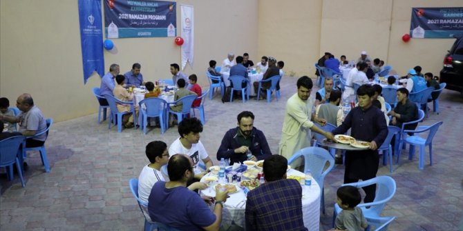 TDV Afganistan'da yetimlere iftar verdi