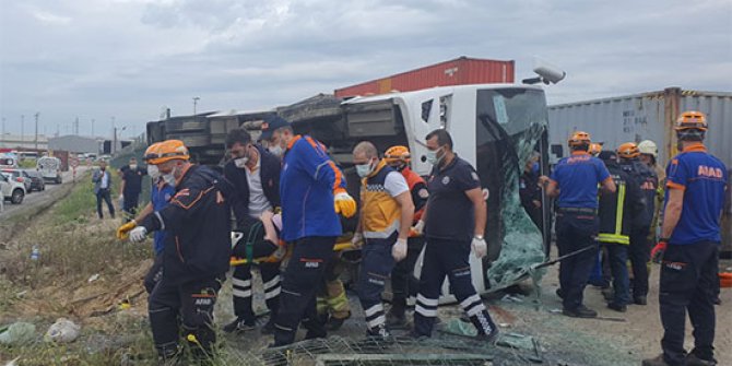 Servis midibüsü bariyerlere çarpıp devrildi: 3'ü ağır, 20 yaralı