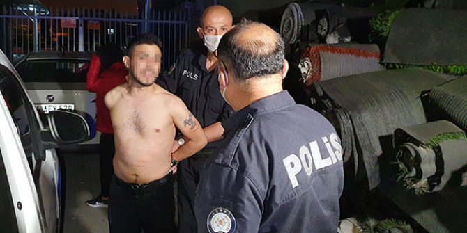 Bıçakla kendisine zarar verirken polis durdurdu