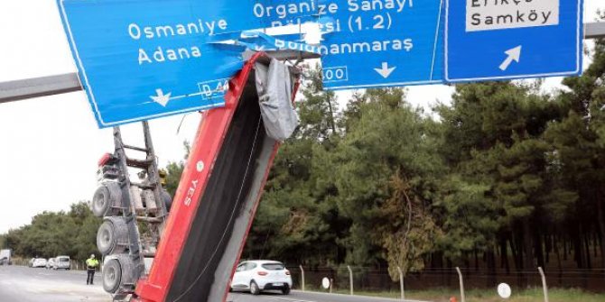 Seyir halindeki TIR’ın kalkan dorsesi tabelaya takıldı