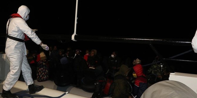 Balıkesir açıklarında Türk kara sularına itilen 39 düzensiz göçmen kurtarıldı