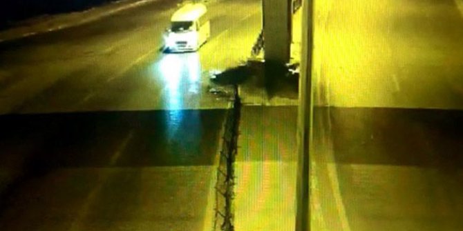 Karşı şeride geçen otomobilin minibüsle çarpışma anı kamerada
