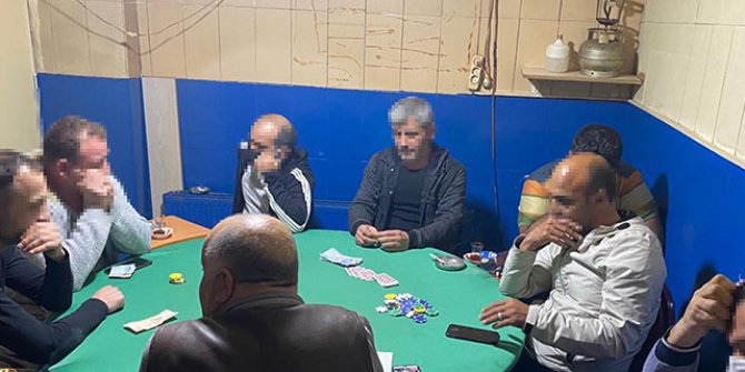 Kısıtlamalara rağmen kahvede kumara 28 bin lira ceza