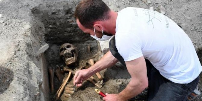 Tarihi Kadıkalesi kazılarında 13'üncü yüzyıldan kalma insan iskeletleri bulundu