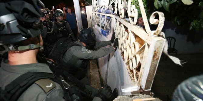 İsrail polisi, Doğu Kudüs'te Filistinli ailenin evine zorla girdi