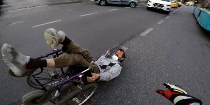 Trafiğin ortasında engellinin çaresizliği;  'Çevredekiler kaldırırlar diye düşünüyordum'