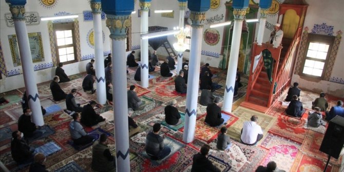 Kovid-19 tedbirleriyle kılınacak bayram namazının saatleri belli oldu
