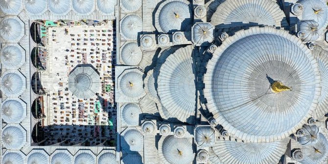 İstanbul'da ramazanın son cuma namazı, Kovid-19 tedbirleriyle camilerde kılındı