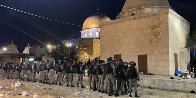 İsrail polisi Mescid-i Aksa’da namaz kılan cemaate saldırdı