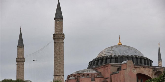 Ayasofya-i Kebir Camisi'ne Kelime-i Tevhid yazılı mahya asıldı