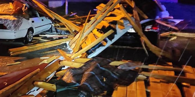 Yozgat'ta şiddetli rüzgar nedeniyle çatılar uçtu, 20 otomobilde hasar oluştu