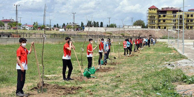 Tokyo'da Türkiye’yi temsil edecek sporcular adına fidan diktiler