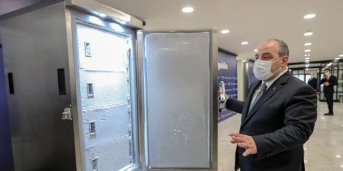 Bakan Varank, 140 bin doz aşı saklanabilen dolabı inceledi