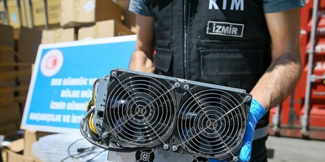 İzmir'de kaçak yollarla ülkeye sokulan 501 kripto para üretim makinesi ele geçirildi