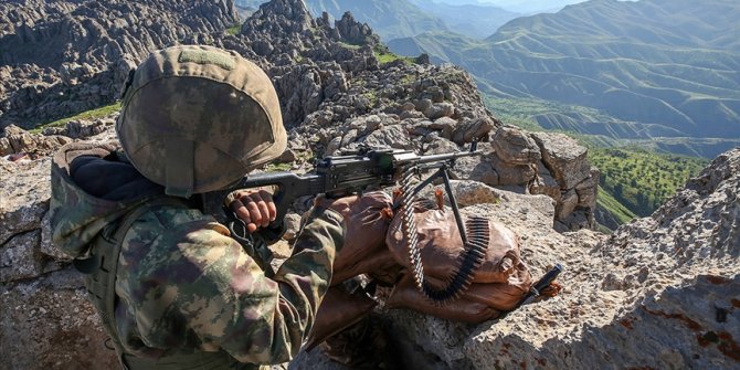 MSB: Pençe-Yıldırım operasyonunda mağarada çıkan çatışmada 5 PKK'lı terörist etkisiz hale getirildi