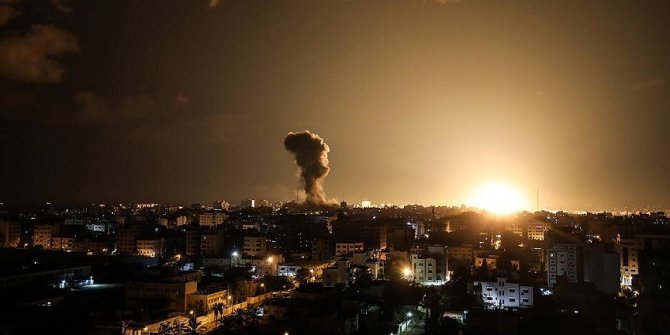 İsrail topçuları Gazze'de Hamas mevkilerini bombaladı