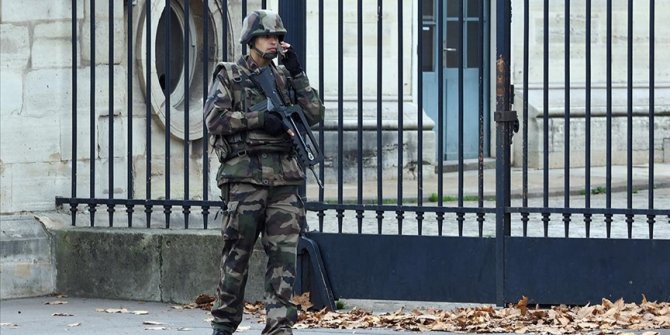 Fransa'da askerler, ikinci bir bildiriyle yine 'iç savaş' uyarısında bulundu