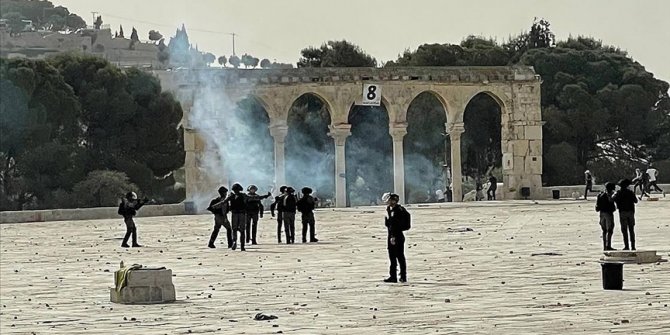 İsrail polisi, Mescid-i Aksa’da nöbet tutan Filistinlilere saldırdı