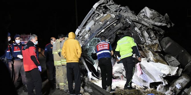 İzmir'de bariyerlere çarpan TIR'daki 2 kişi öldü