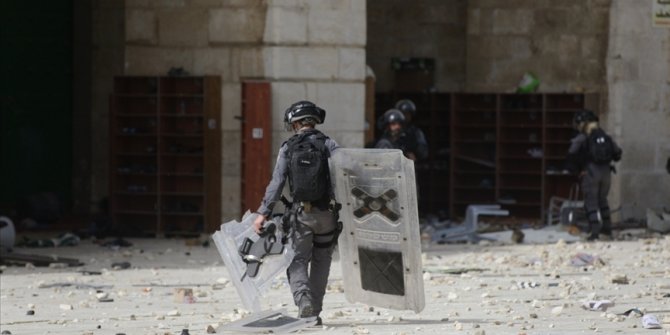 İsrail polisi Mescid-i Aksa'da AA kameramanını darbetti