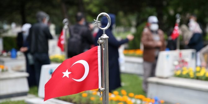 Şehit aileleri, arife ve Ramazan Bayramı'nın birinci günü şehitlik ziyaretleri için kısıtlamadan muaf tutulacak