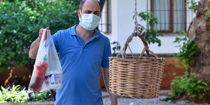 1 yıldır siparişleri balkondan sarkıtılan sepete dolduruyor