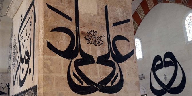 Eski Cami 'hat yazılarıyla' ziyaretçilerini geçmişe yolculuğa çıkarıyor