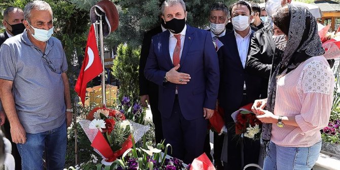 Türkiye Gaziler ve Şehit Aileleri Vakfı, Cebeci Şehitliği'nde anma programı düzenledi