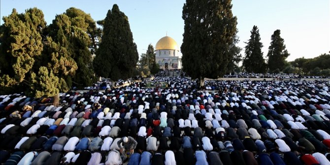 Yüz binden fazla Müslüman bayram namazını Mescid-i Aksa'da kıldı