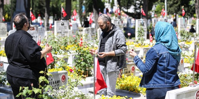 İstanbul'da kısıtlamadan muaf tutulan şehit yakınları kabirleri ziyaret etti