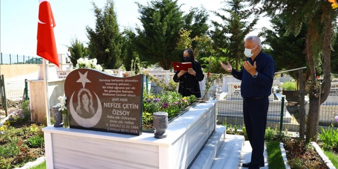 Edirne'de kısıtlamadan muaf tutulan şehit yakınları kabristan ziyaretinde bulundu