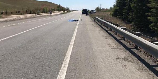 Kırıkkale'de bariyere sürten motosikletten düşen Berkay, öldü