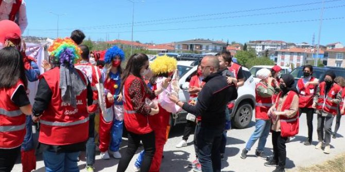 Kızılay bayramda çocukları oyuncak ve şeker dağıtarak sevindirdi