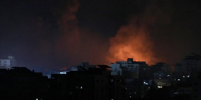 İsrail'in Gazze'ye düzenlediği saldırılarda yıkılan evlerin enkazından 5 çocuk sağ çıkarıldı