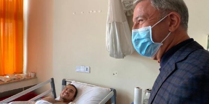 Bakan Akar, 'Pençe' operasyonlarında yaralanan askerleri ziyaret etti