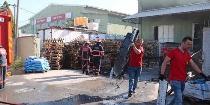 Yangın fabrikaya sıçramadan söndürüldü