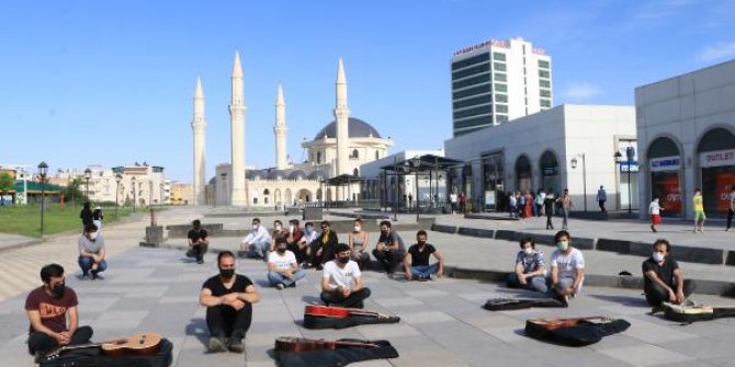 Şanlıurfa’da müzisyenler, sessiz oturma eylemi yaptı