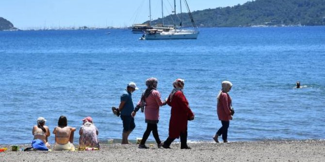 Marmaris'te sokaklar ve sahiller hareketlendi