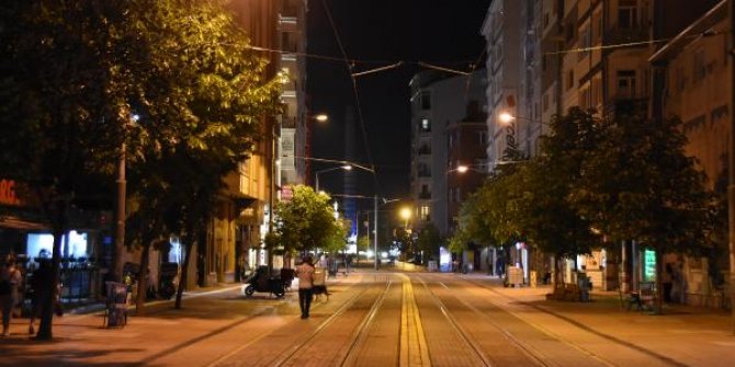 Eskişehir'de cadde ve sokaklar boş kaldı