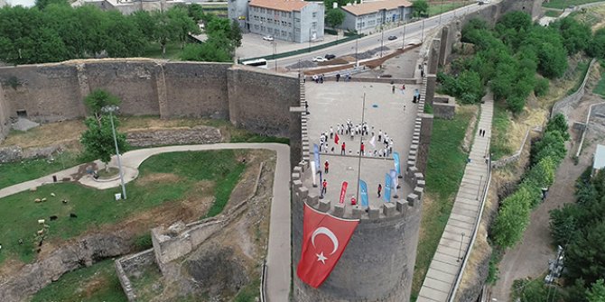Diyarbakırlı sporculardan tarihi surlarda 'ay yıldız' koreografisi