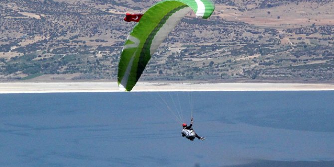 Paraşütçülerden Türk bayraklı '19 Mayıs' atlayışı