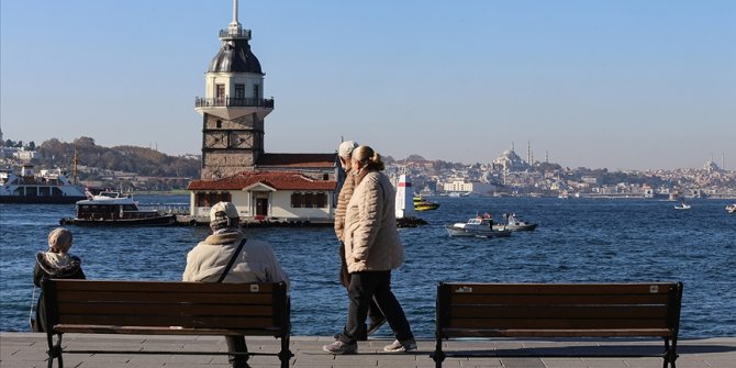 Kovid-19 aşısı olan 65 yaş ve üzerindekilerde vaka oranı yarı yarıya azaldı