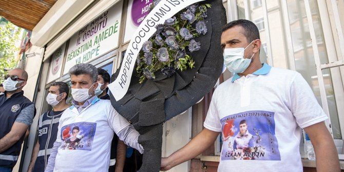 Evlat nöbeti tutan baba, oğlunun dağa kaçırılmasının 2. yılında HDP önüne siyah çelenk bıraktı
