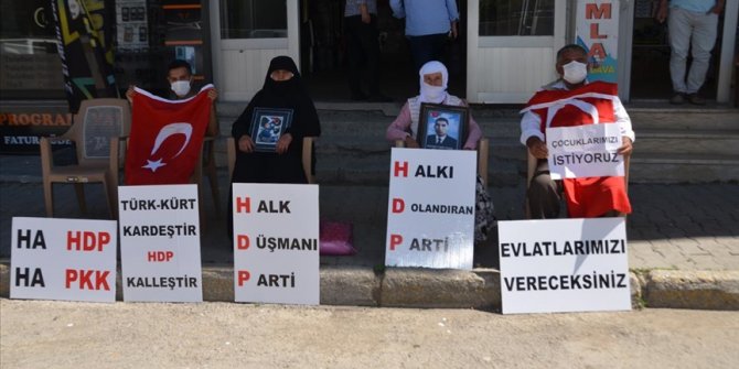 Muş'ta çocukları dağa kaçırılan 3 aile HDP binası önünde oturma eylemi yaptı