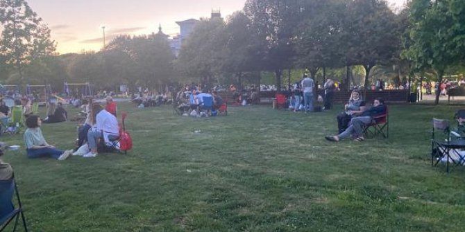 Yoğunluk yaşanan Caddebostan Sahili'nde çöp konteynerleri doldu taştı