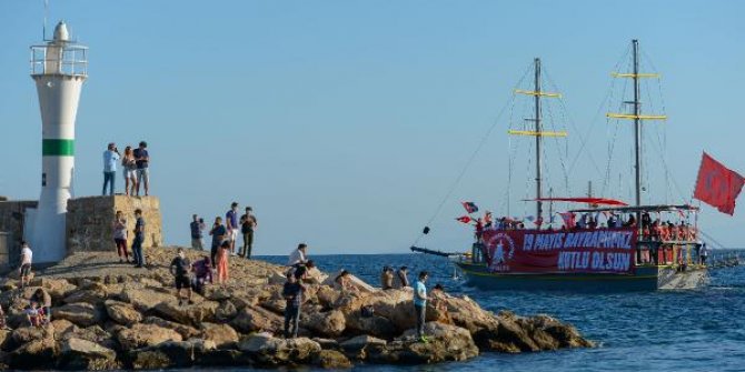 Antalya’da denizde ve karada İstiklal Marşı okundu